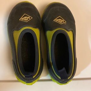 Kids muck shoes